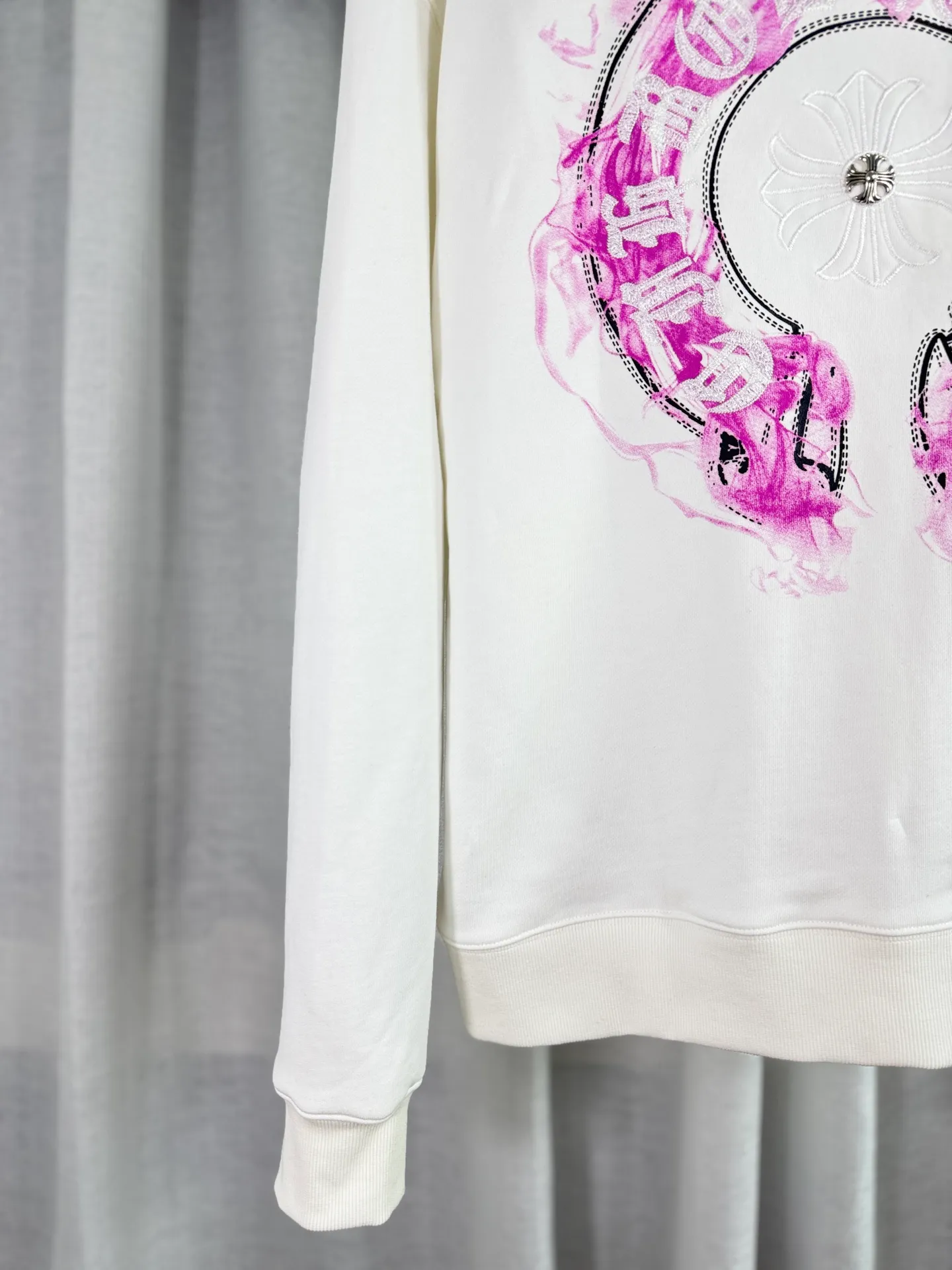 P260 top version, real shot without P, ​​different from market currency) 𝗖𝗵𝗿𝗼𝗺𝗲 𝗛𝗲𝗮𝗿𝘁𝘀/Cro Heart 2025 patch embroidery autumn and winter new original single counter American laser burnt 3D three-dimensional embroidery couple casual sweatshirt 👑The highest version! Customized fabric 440g tripe terry fabric! American acid-washed and distressed original fabric laser burnt ✟appliqué embroidery and exquisite embroidery of letters! The best-selling model in the counter, very comfortable to wear. Accessories: original molded and authenticated collar label➕100% silk wash label. Genuine purchase-grade original hangtag➕matching hanging rope➕3D hanging beads➕original packaging bag. Craftsmanship: The original version has consistent wiring! The highest version of the armhole matching technique! Color: White Black Size: S M L XL Style Number: 25-310